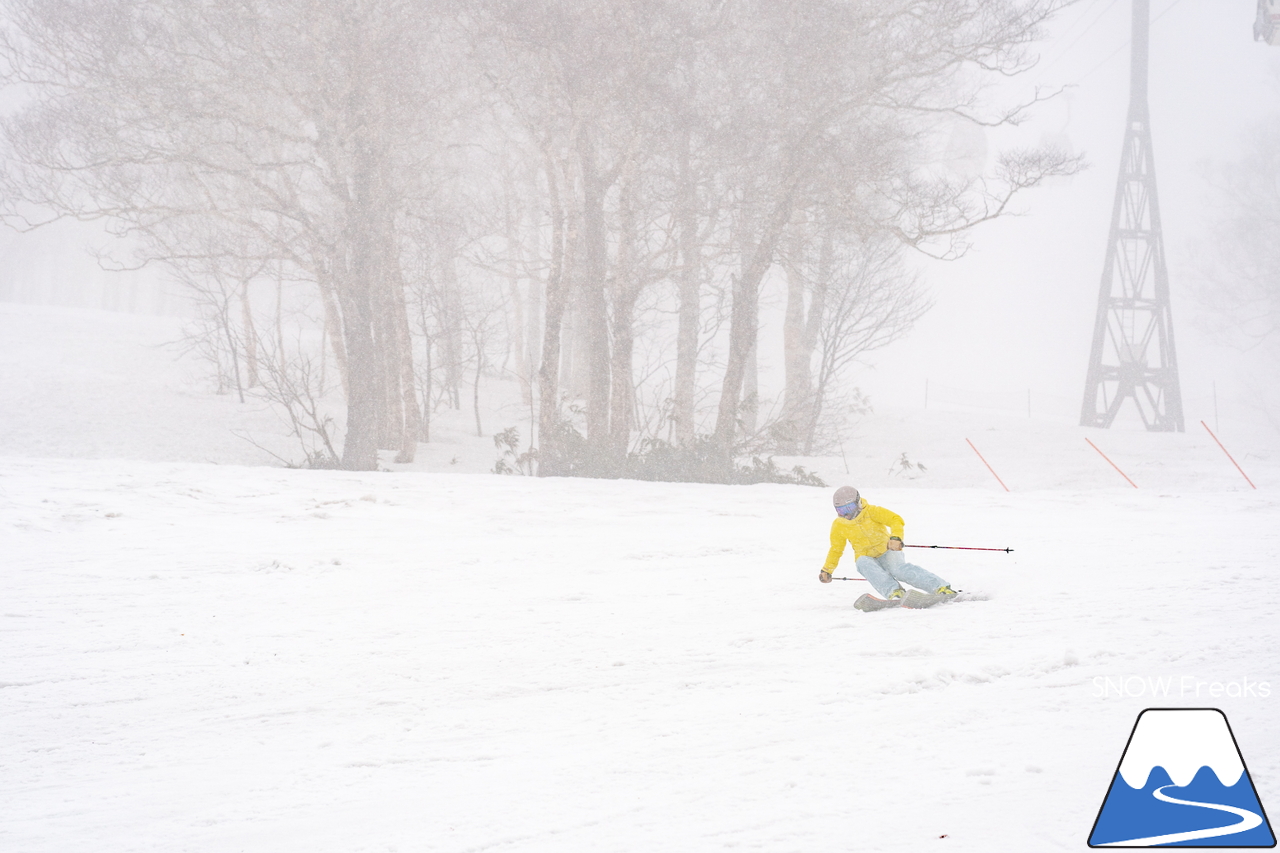 5月になっても雪たっぷり。山頂から山麓まで滑走可能なニセコアンヌプリ国際スキー場のゲレンデを、秋山穂香さんとひと滑り(^^)/